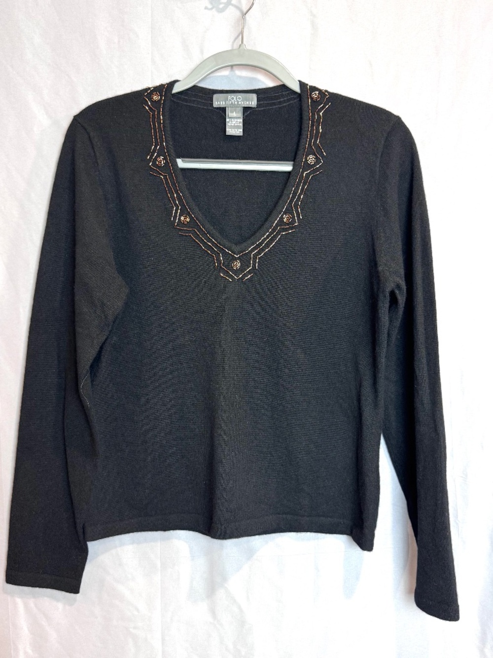 Folio Saks Fifth Avenue 100% cashmere beaded v-neck sweater, size large.